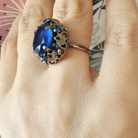 Vintage Blue and Silver Sapphire Ring - Picture 3 of 7